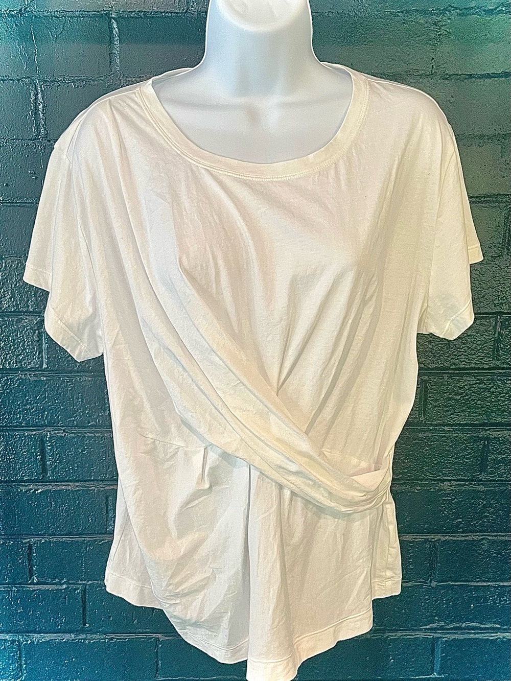 Womenโs Twist-Front Short Sleeve Top - White